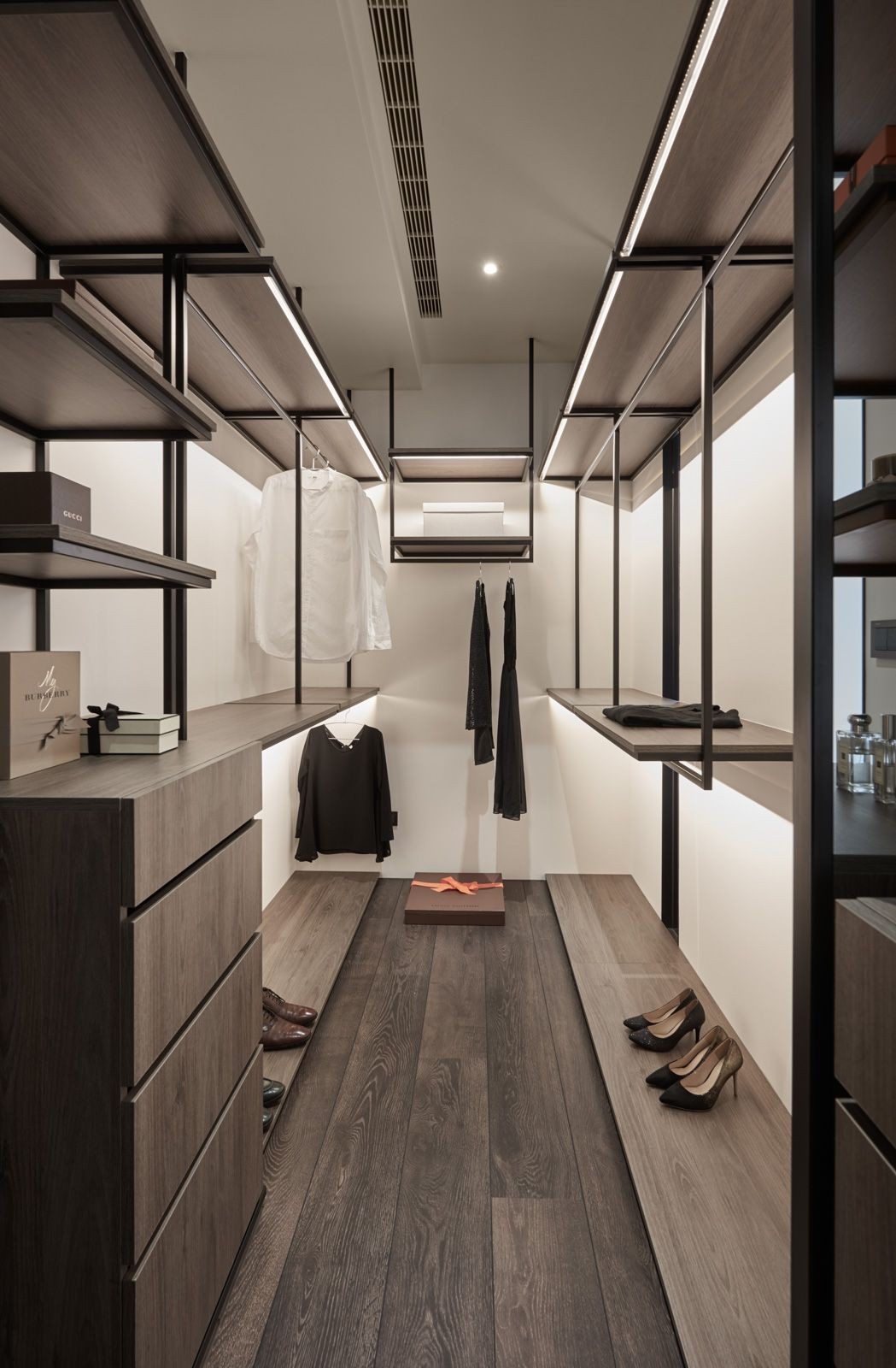 гардероб для гостей модель 3д. гардеробная коричневое дерево. м икеа. длинный гардероб. линейная гардеробная.