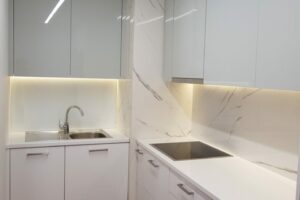 White Glossy Ilisia