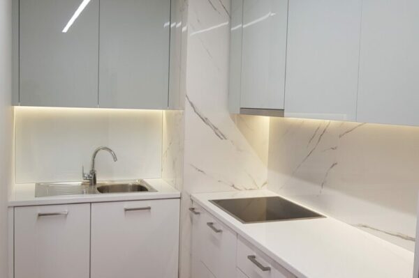White Glossy Ilisia - Image 1